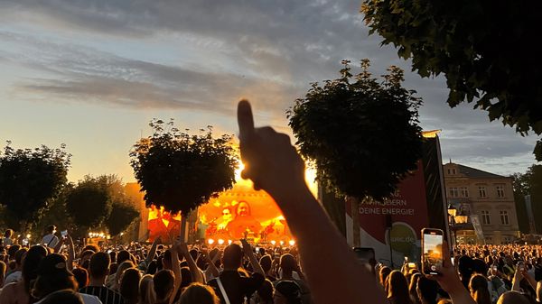 Zuschauer u. Bühne HUK-COBURG open-air-sommer